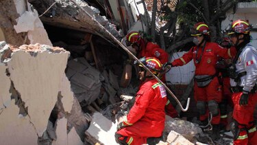 Rescatan a más personas con vida después de tres días del terremoto en Ecuador