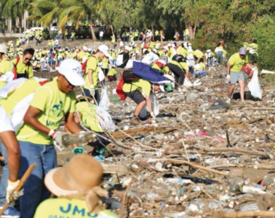 Voluntarios recogen 33 mil libras de basura