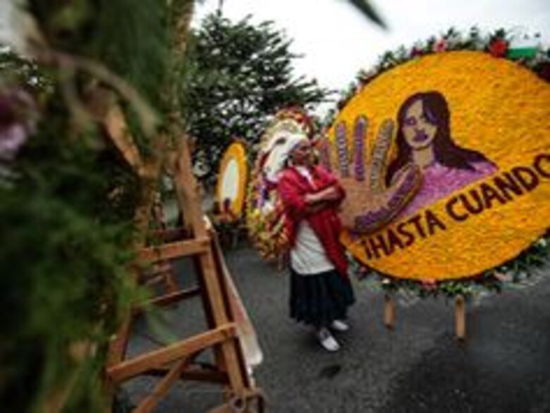 Tradicional desfile de 'silleteros' cierra Feria de Flores de Medellín