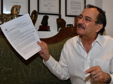Por caso Odebrecht, renuncia desde Miami contralor general de Ecuador