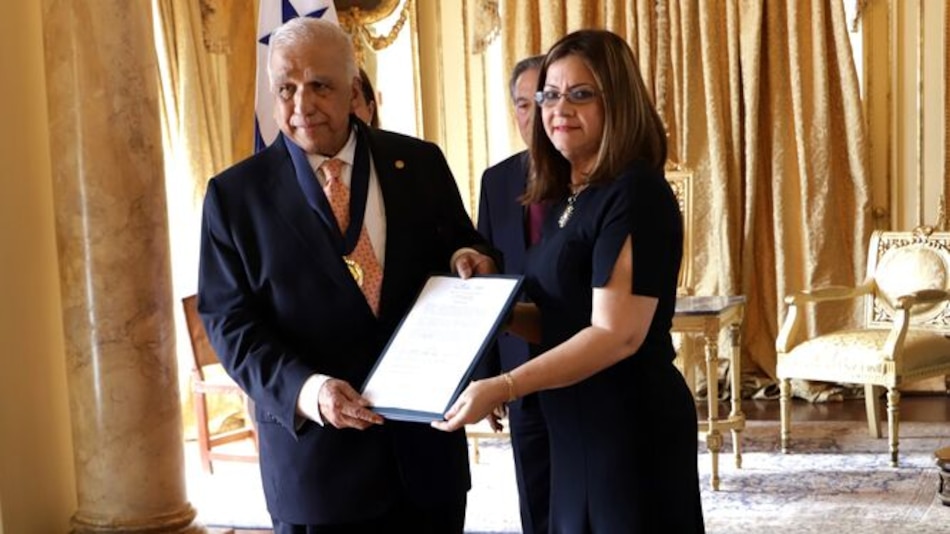 Condecoran al médico Adán Ríos con la medalla 'Dr. José Renán Esquivel'