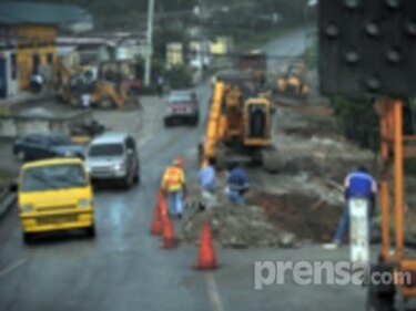 Reubicación de tubería atrasa reparaciones en vía de La Cabima