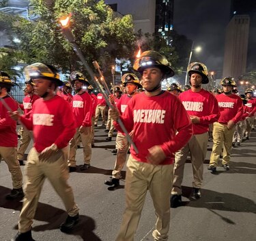 Desfile de Antorchas: Bomberos realizan su tradicional recorrido en varios puntos del país