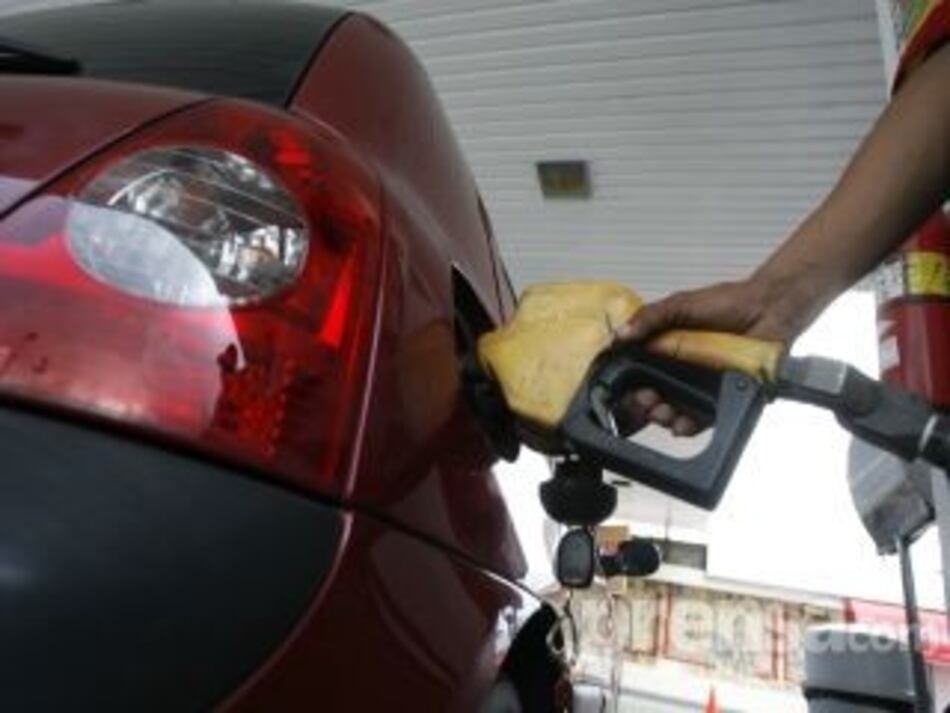 Litro de gasolina a menos de 50 centésimos