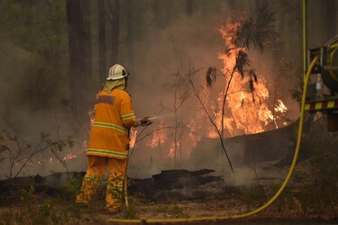 Operación de rescate para personas bloqueadas en playas de Australia por incendios