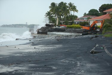 Alcalde Fábrega podría ser multado con $10 mil, por muro playero sin autorización