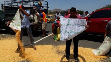 Lanzan quintales de maíz a la calle en señal de protesta