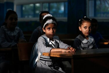 Niños gazatíes regresan a la escuela pese al coronavirus