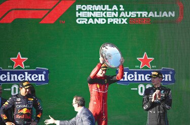Leclerc reina en Australia delante de Pérez; Max Verstappen abandona