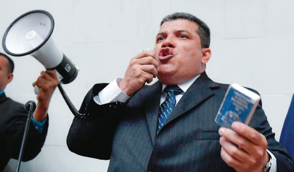 Chavismo se toma la Asamblea con ‘golpe parlamentario’