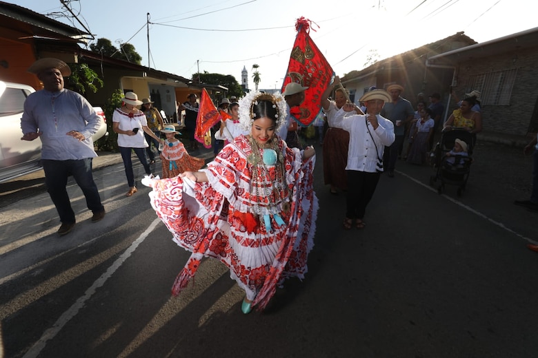 Las tunas de tambores salen a desfilar en La Villa en domingo de Carnaval
