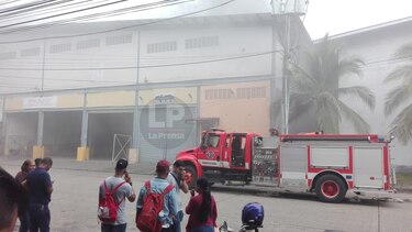 Bomberos controlan fuego en la Zona Libre de Colón