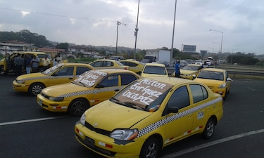 Taxistas protestaron en Colón para exigir la legalización de cupos