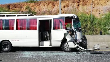 Una mujer herida tras colisión de dos buses coaster en autopista Arraiján-La Chorrera