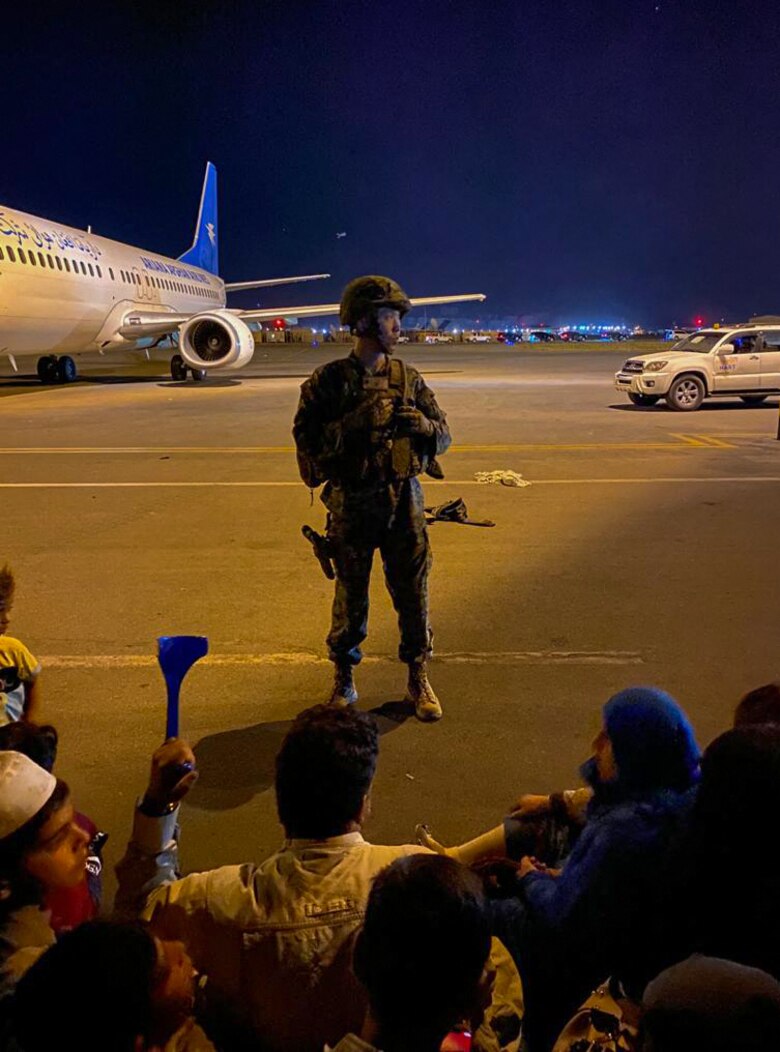 Diplomáticos y otros extranjeros esperan en el aeropuerto de Kabul su evacuación