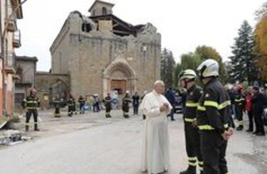 Papa visita región devastada por terremoto en Italia para orar por muertos y vivos