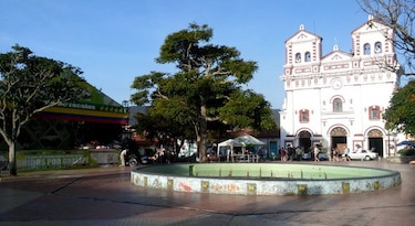 Paseo en la cima de la Piedra del Peñol, en Colombia