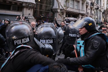 La condena a Cristina Fernández añade un cariz político a la protesta social en Argentina
