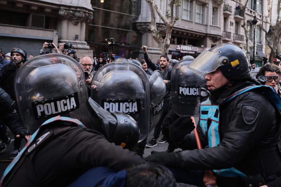La condena a Cristina Fernández añade un cariz político a la protesta social en Argentina