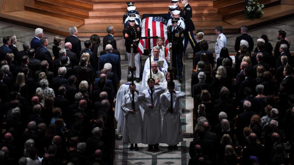 En funeral de John McCain, su hija lanza indirectas a Donald Trump