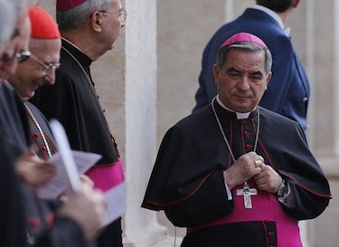 El Vaticano incluye al cardenal imputado Becciu como no elector en un cónclave