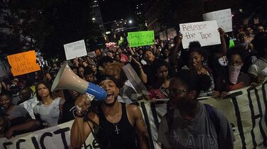 La tensión persiste en Charlotte y Clinton pospone visita a esa ciudad