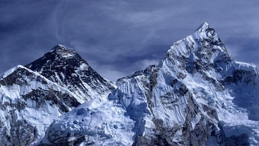 (Actualizada: 4)Los esfuerzos para rescatar a cientos de personas que quedaron atrapadas en las laderas del monte Everest