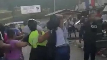 Aprehenden a dos mujeres por la agresión de una unidad policial en San Miguel