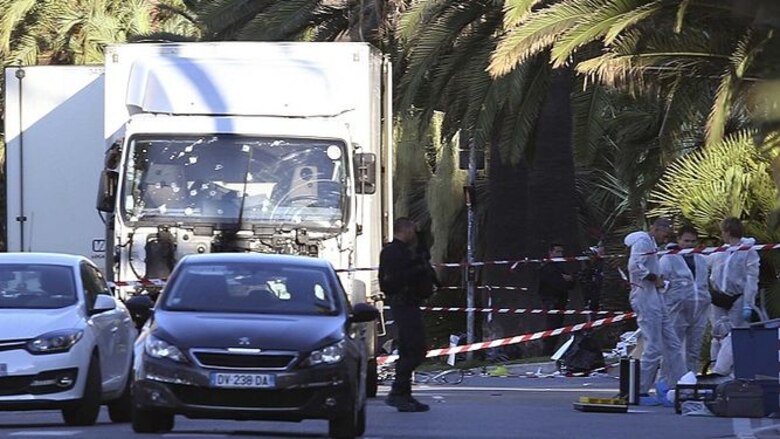 Al menos 84 personas mueren embestidas por un camión en Niza