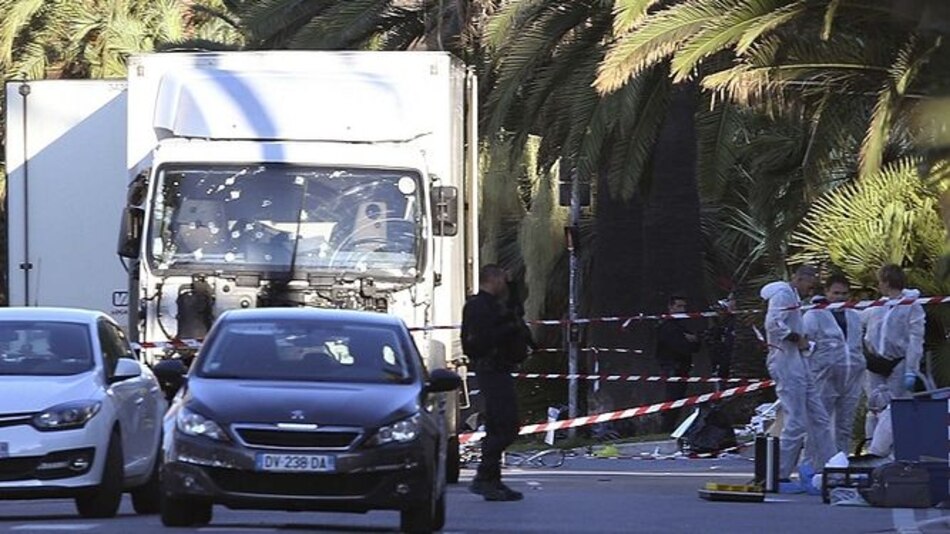 Al menos 84 personas mueren embestidas por un camión en Niza