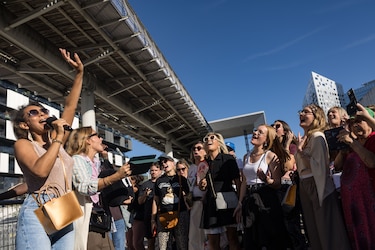 Céline Dion regresa triunfal y emocionada al escenario en París