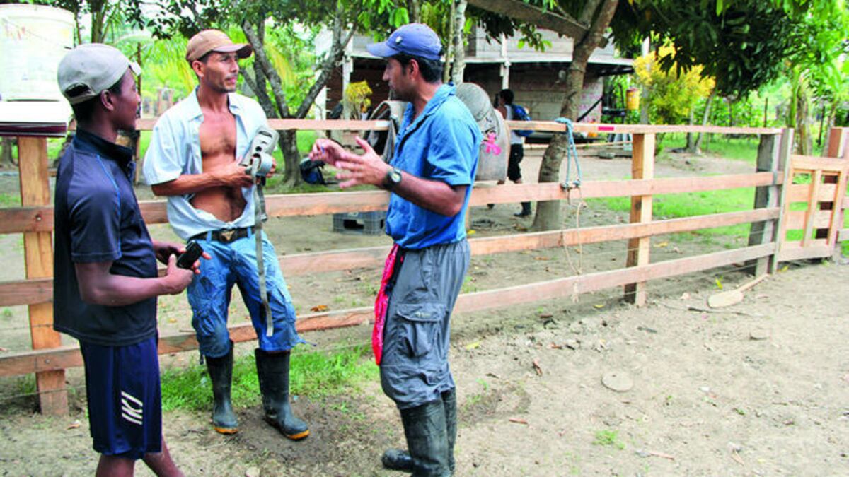 Ricardo Moreno enseña a campesinos y ganderos a usar cámaras trampa en sus fincas. CORTESÍA