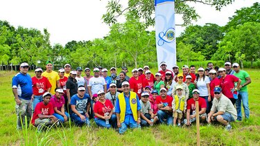 Jornada de siembra de plantones de Bac Lions