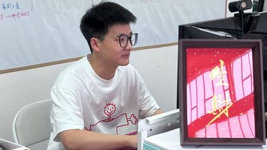 Por qué muchos jóvenes en China pagan para ir a una oficina y fingir que trabajan