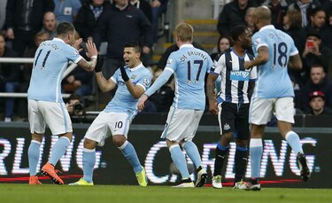 Manchester City saca un empate con el gol 100 de Agüero