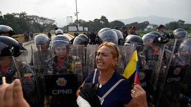Cuatro militares venezolanos desertan tras cruzar bloqueada frontera con Colombia