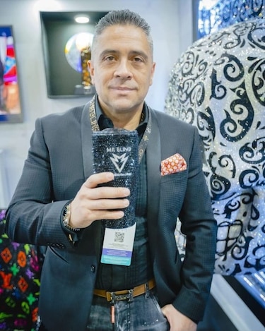 Artista colombiano inmortaliza celebridades usando miles de cristales