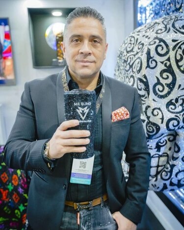 Artista colombiano inmortaliza celebridades usando miles de cristales