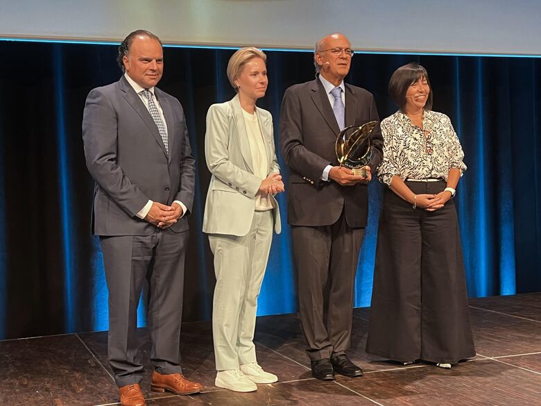 El periodista nicaragüense Carlos Chamorro recibe la Pluma de Oro de la Libertad de la WAN-IFRA