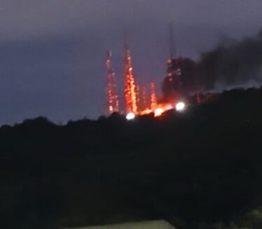 Base aérea La Carlota, con restos de fuego y daños en vallado tras explosiones