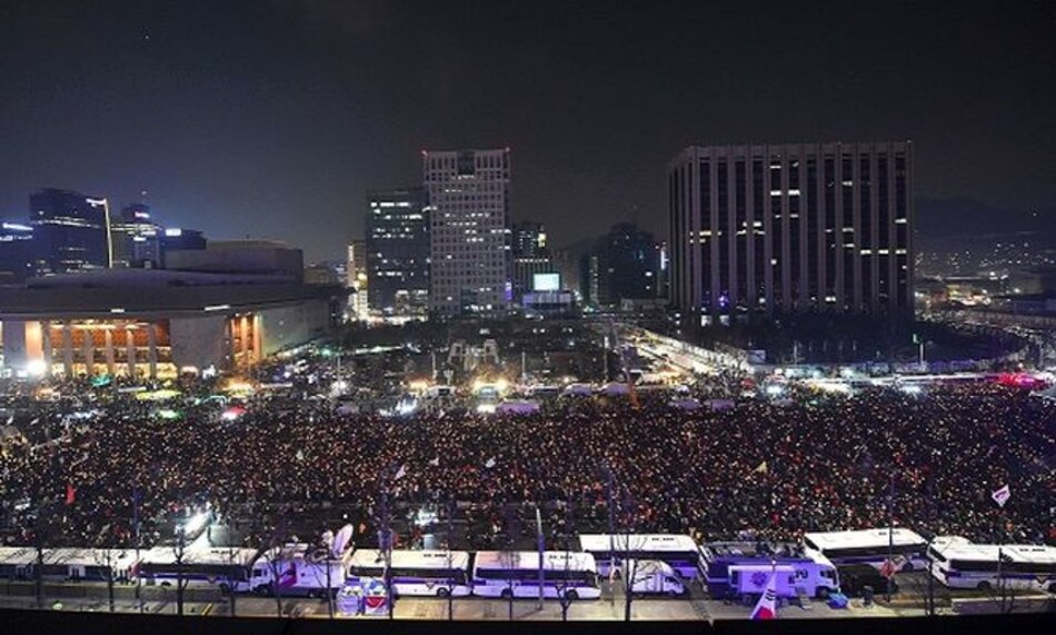 Coreanos despiden el 2016 con manifestación contra presidenta Park