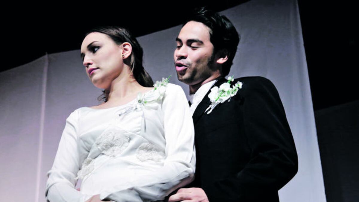 El Novio está pronto a casarse con la Novia. Pero Leonardo aún ama a la Novia y no está dispuesto a perderla.