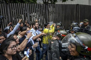 Diputados venezolanos protestan entre empujones frente a tribunal