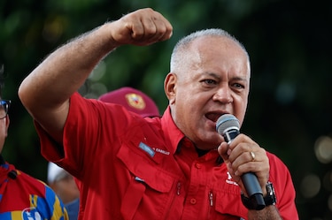 Con casco y chaleco antibalas, aparece Diosdado Cabello, ministro del interior de Venezuela, tras los bombardeos en Caracas