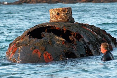 Exhuman restos de pionero del primer submarino, Julios Kroehl