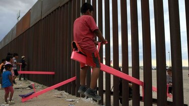 El ingenio para divertirse supera a la cerca fronteriza entre Estados Unidos y México