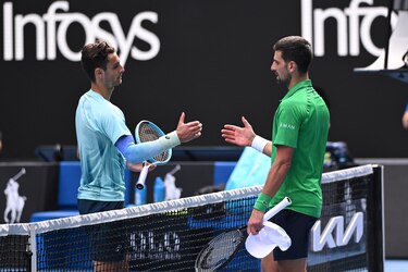 Djokovic avanza a semifinales tras la retirada de Musetti