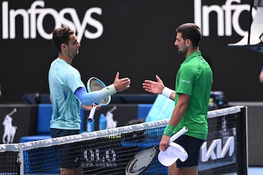 Djokovic avanza a semifinales tras la retirada de Musetti