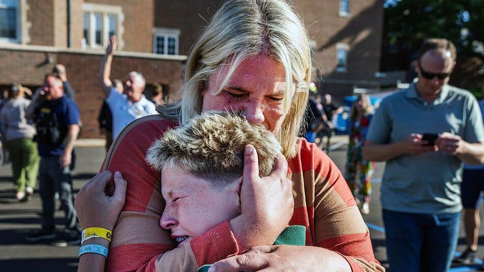 Quiénes son las víctimas y otras preguntas sobre el ataque a la iglesia de una escuela católica en Estados Unidos