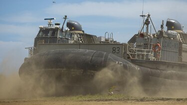 Por qué el despliegue del ejército de Estados Unidos en el Caribe y los ejercicios militares reavivan una tensión histórica en Puerto Rico